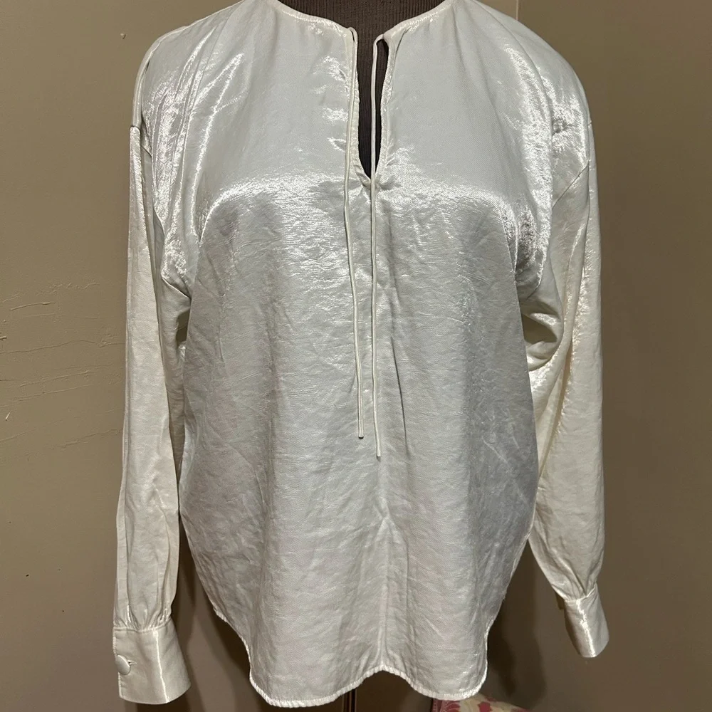 Express Sz M Ivory Cream Shimmer‎ V Neck Party Blouse Women Stylish